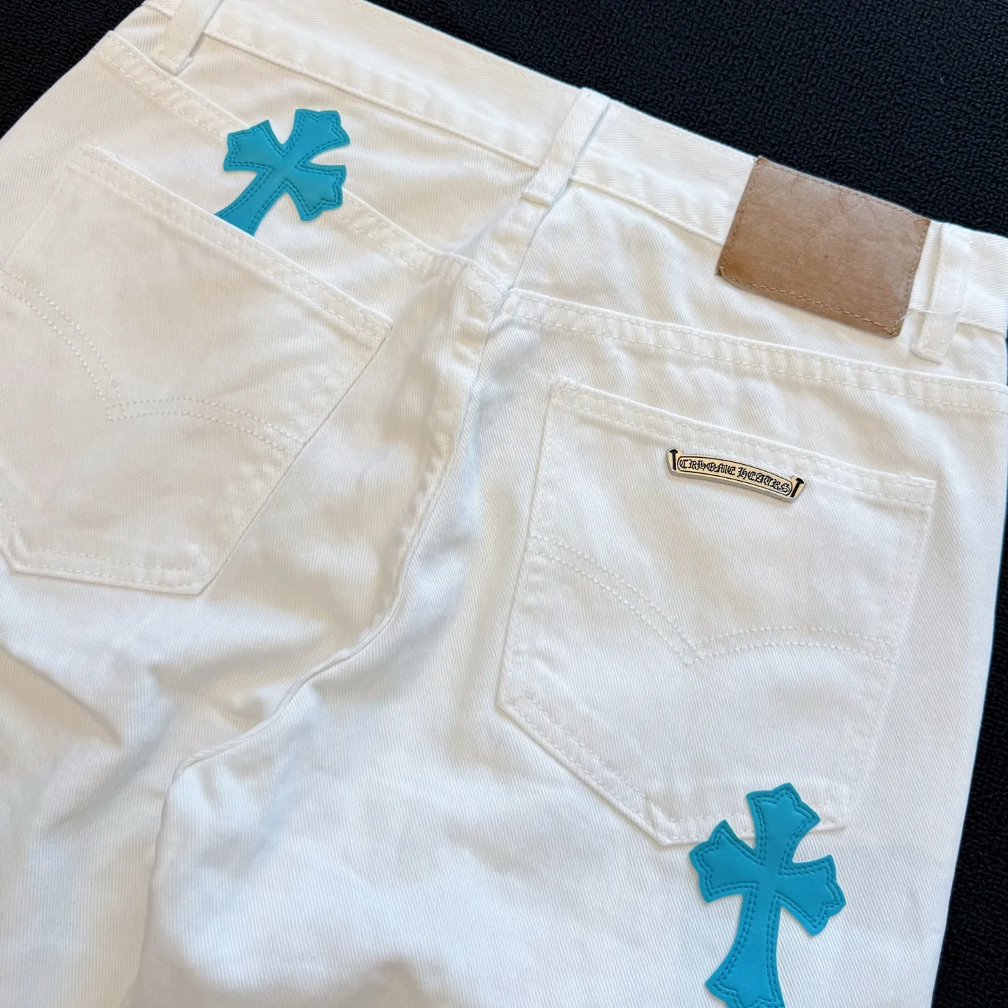 P230 Style number: D415 Chrome hearts CH grams new classic cross patch leather jeans Size: s-xl (28 30 32 34) Color: white pants green leather Size reference 28 pants length 100 waist circumference 72 30 pants length 101 waist circumference 76 32 pants length 103 waist circumference 80 34 pants length 104 waist circumference 84